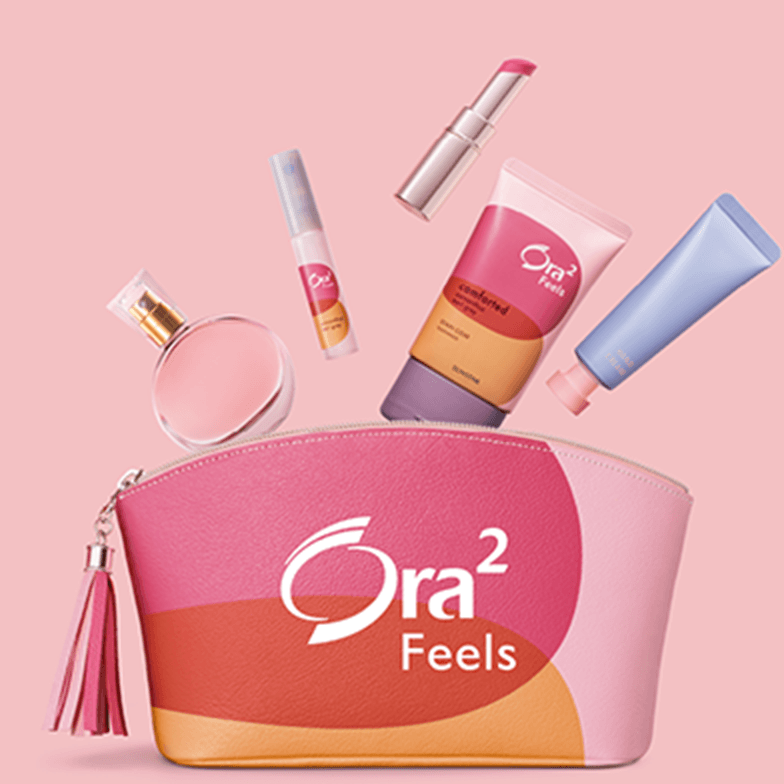 イメージ写真：「Ora2 Feels」デザインのピンクのポーチやコスメ、Ora2 Feelsステインクリアペースト（キンモクセイアールグレイフレーバー） ご機嫌つづく、お守りハミガキ